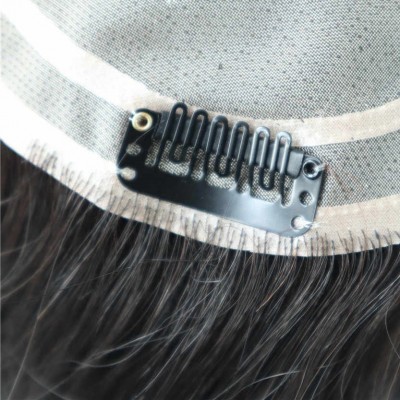 grampo preto preso em rede de tecido bege com cabelo castanho escuro