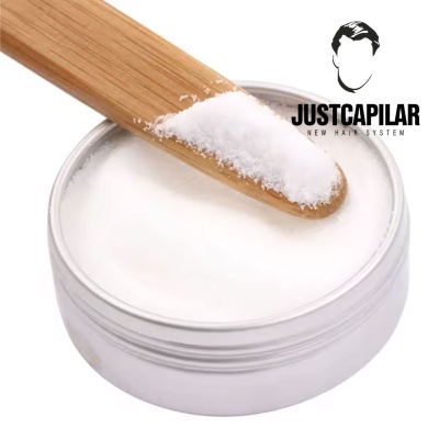 Pote de pomada branca com espátula de madeira e logótipo JUSTCAPILAR