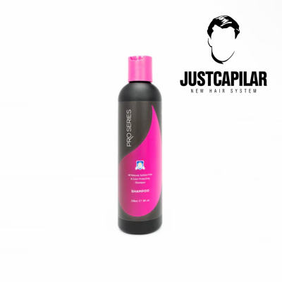 Frasco de champô preto e rosa com texto e logo JUSTCAPILAR