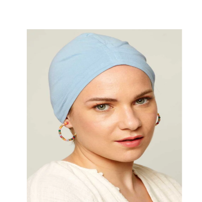 Mulher com lenço azul claro na cabeça e brincos de argola coloridos