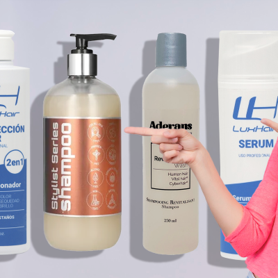 Frascos de produtos capilares variados incluindo shampoo, condicionador e serum, com mulher apontando para eles.