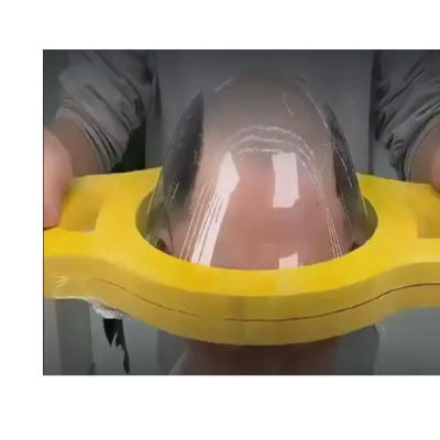 Objeto amarelo com cúpula transparente segurado por uma pessoa