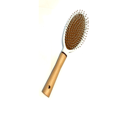 Escova de cabelo com cerdas castanhas e punho em madeira clara