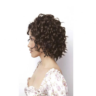 Mulher com cabelo encaracolado e vestido floral