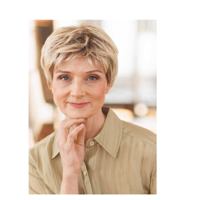 Mulher com camisa bege e cabelo curto louro