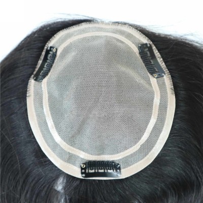 Touca de cabelo sintético com base de rede e ganchos pretos.