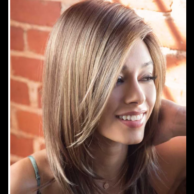 Mulher com cabelo castanho claro e corte médio em camadas com parede de tijolos ao fundo