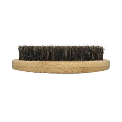 Escova de barba em madeira clara com cerdas escuras