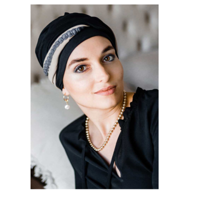 Mulher com turbante preto e acessórios de pérola