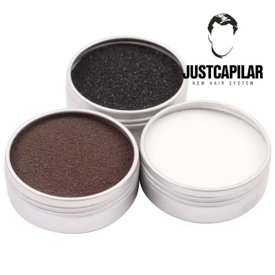 Três recipientes metálicos com partículas preta, castanha e branca e logotipo JustCapilar