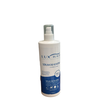 Produto sérum de queratina Lux Hair em embalagem branca com rótulo azul com spray