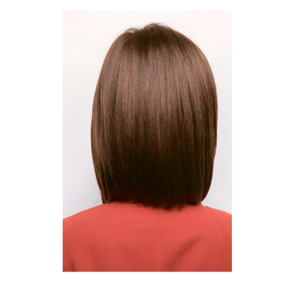 Cabelo castanho liso curto visto de trás com camisa coral