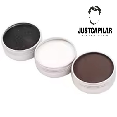 Três recipientes de creme para cabelo em preto, branco e castanho com logótipo JUSTCAPILAR.