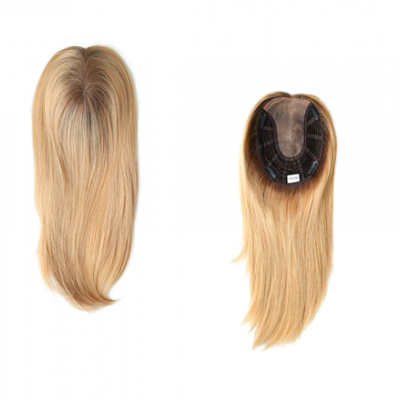 Aplique de cabelo loiro liso com base em rede preta ajustável visto de frente e de dentro.