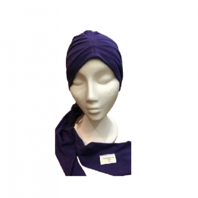 Touca ou faixa roxa para cabeça num manequim branco
