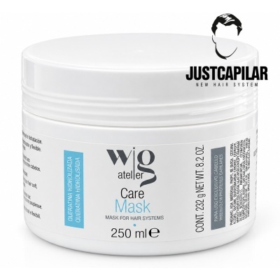 Pote branco de máscara capilar da marca Wig Atelier com rótulo azul e preto