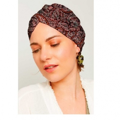 Lenço para cabeça com padrão étnico em tons castanhos, vermelhos e pretos