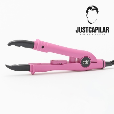 Alisador de cabelo rosa com ponteiras pretas e logotipo JUSTCAPILAR ao fundo