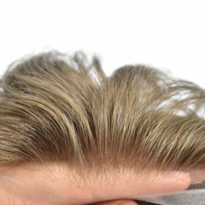 Peruca loira com base de renda fina e cabelo ondulado