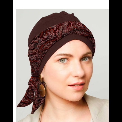 Mulher com lenço de cabeça castanho com padrão paisley e brincos dourados grandes