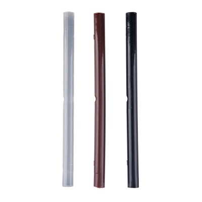 Três tubos de plástico lisos nas cores branco, castanho e preto