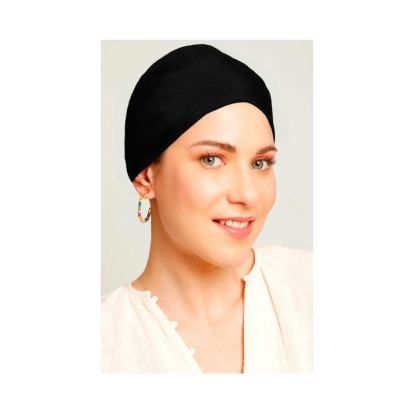 Mulher com lenço preto na cabeça e brincos coloridos em fundo branco