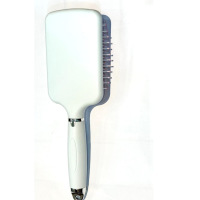 Escova de cabelo branca com cerdas e base metálica sobre fundo branco