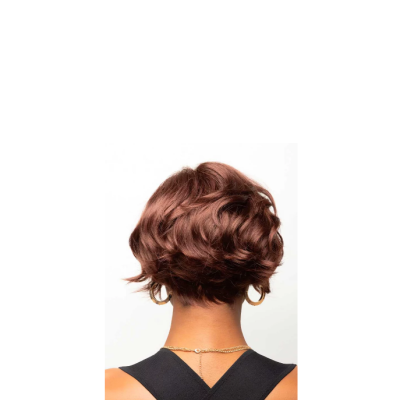 Cabelo curto ondulado castanho avermelhado visto de costas com acessórios dourados