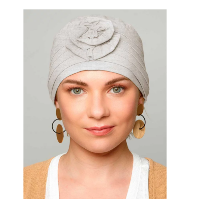 Lenço cinzento claro com flor decorativa na cabeça de mulher
