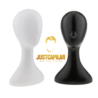 Duas cabeças manequins, uma branca e outra preta, para perucas, com logotipo JustCapilar entre elas