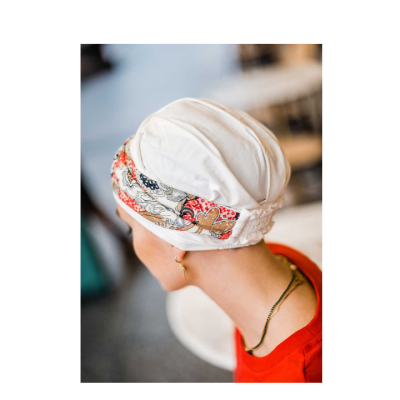 Chapéu branco com faixa estampada colorida visto de trás