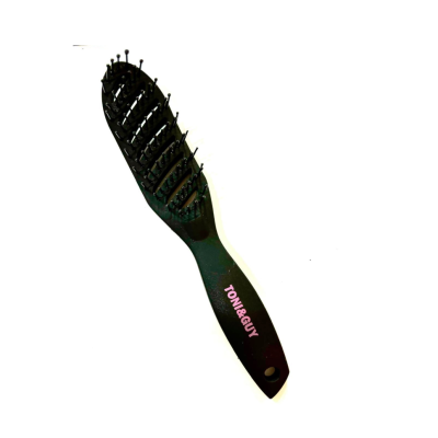 Escova de cabelo preta com cerdas e cabo com texto rosa