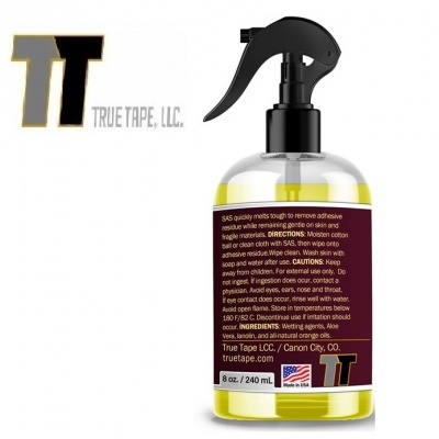 Frasco spray transparente com líquido amarelo e rótulo informativo em fundo branco
