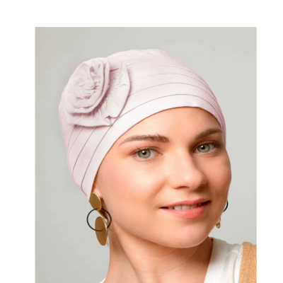 Touca rosa claro com flor decorativa e riscas horizontais