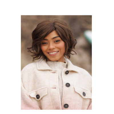 Mulher de cabelo castanho curto ondulado com casaco bege e botões pretos