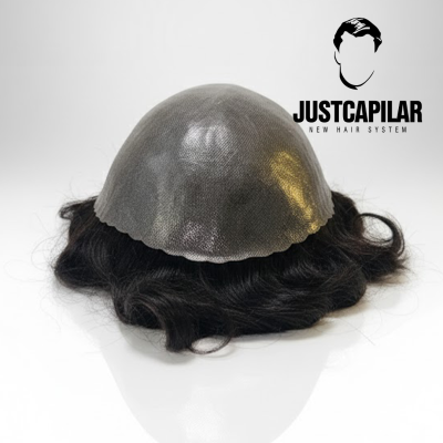 Postiço capilar com base de rede cinza e cabelo preto ondulado com logotipo JUSTCAPILAR