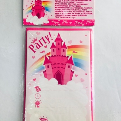 Convites de festa com castelo rosa e arco-íris em embalagem