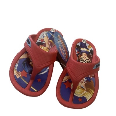 Sandálias vermelhas para criança com estampa de personagens de banda desenhada na palmilha