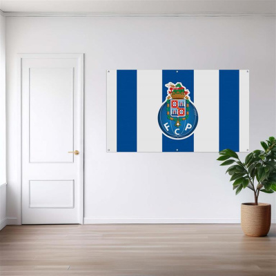 Bandeira do FC Porto com riscas azul e branco na parede de uma sala minimalista