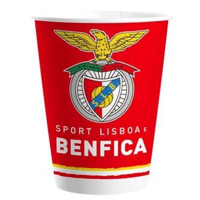 Copo vermelho com logótipo do Sport Lisboa e Benfica em plástico