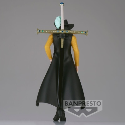 Figura colecionável com capa preta, camisa amarela e espada decorada nas costas