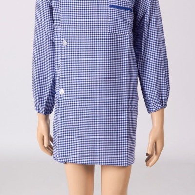 Vestido ou bata infantil azul e branca com padrão xadrez e botões laterais