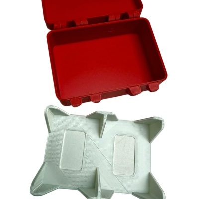 Estojo aberto vermelho com interior branco texturizado