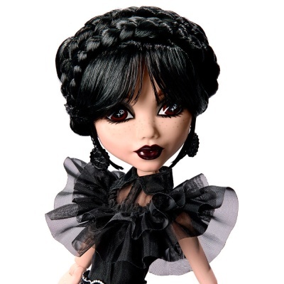 Boneca com cabelo preto trançado e vestido preto com gola volumosa