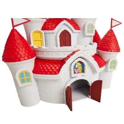 Castelo de brinquedo branco com telhado vermelho e bandeiras vermelhas
