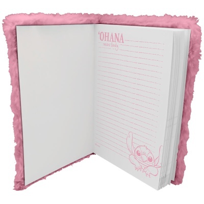Caderno rosa felpudo aberto com página impressa rosa com a palavra OHANA e personagem Stitch