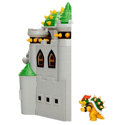 Castelo de brinquedo cinza com detalhes verdes e figura amarela com casco verde