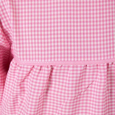 Peça de vestuário rosa xadrez com pregas e costura decorativa