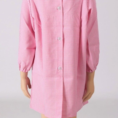 Vestido infantil com padrão xadrez rosa e branco e botões na parte de trás