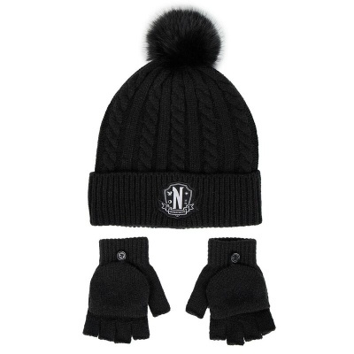 Gorro preto de malha com pompom e emblema, e luvas pretas de malha com dedos curtos e aba com botão.